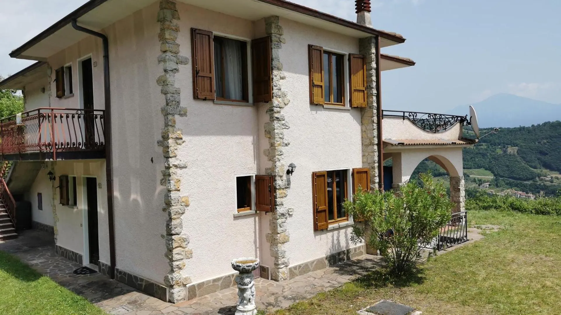 Appartement Schoene Ferienwohnung Mit Herrlichem Blick Zum Gardasee Tignale